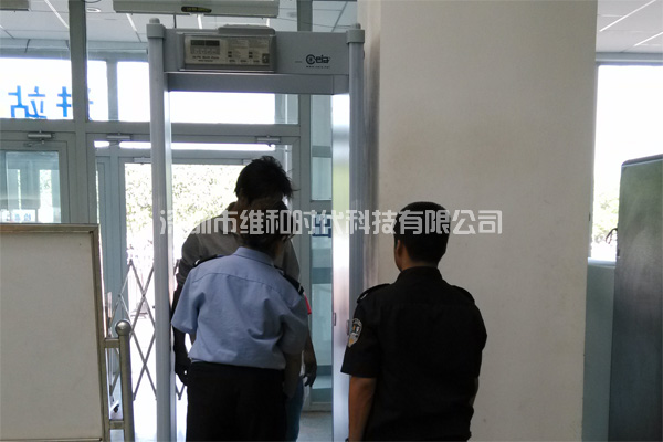 新疆烏魯木齊鐵路局8家火車(chē)站采用維和時(shí)代供應(yīng)HI-PE進(jìn)口安檢門(mén)[圖文]