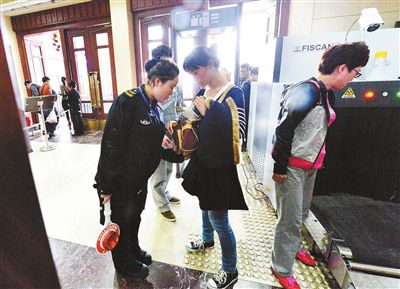 北京兩大火車站售票廳昨日啟動安檢機檢測程序[圖]