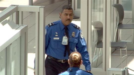 從美國(guó)機(jī)場(chǎng)Metor6s安檢門檢測(cè)人員偷竊IPAD看安檢員素養(yǎng)[圖]