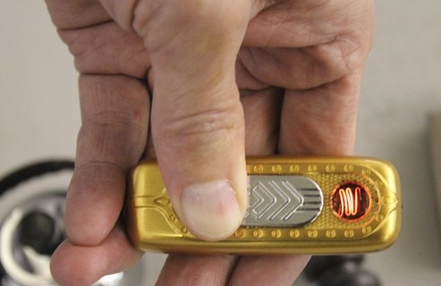 攜帶打火機上演障眼法終究難逃金屬安檢門掃描[圖]