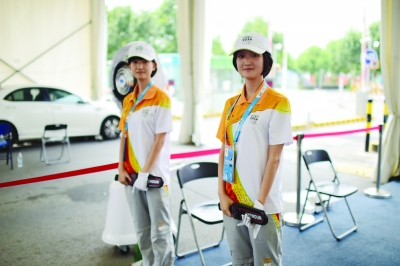 奧體安檢口“姐妹花”采用手持式金屬探測(cè)器把關(guān)安檢[圖]