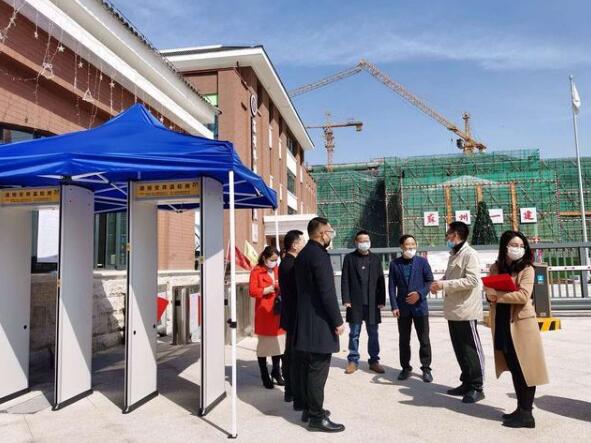 昆山愛心企業為學校捐贈紅外線測溫安檢門[圖]